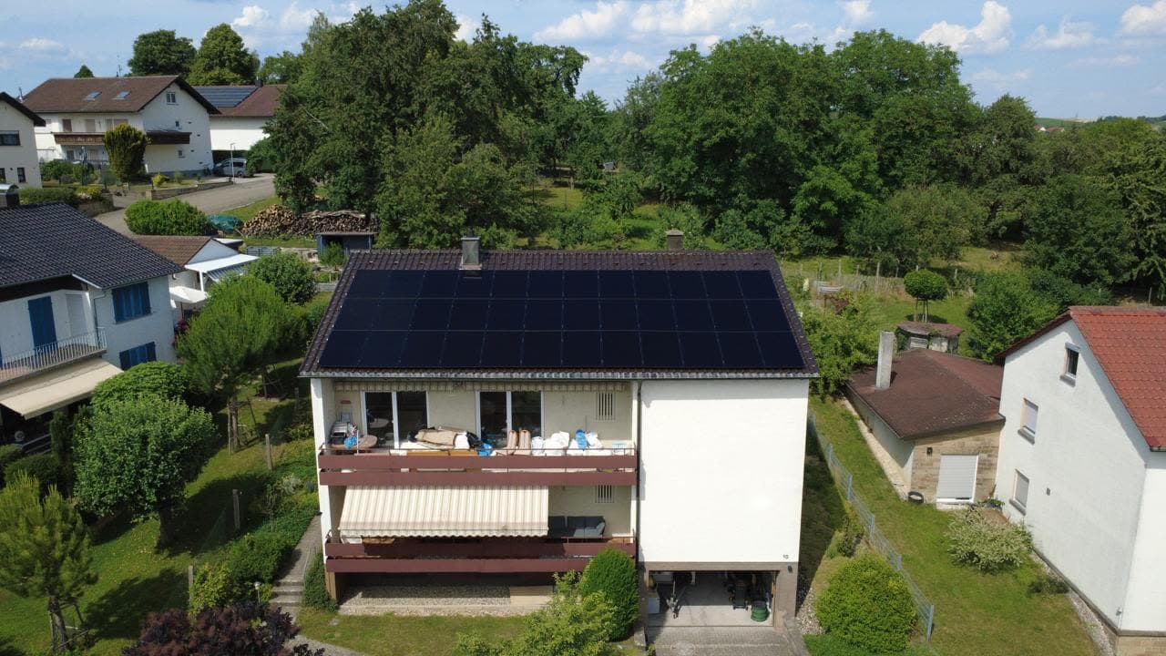 Zweifamilienhaus mit einem von Traufe bis First mit Solarmodulen belegten Satteldach